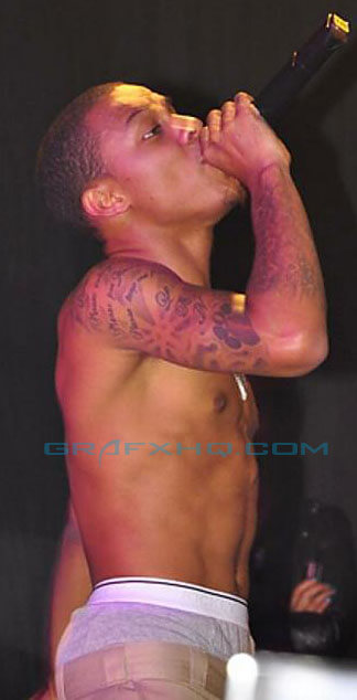 bow wow shirtless. Bow Wow on Stage Shirtless